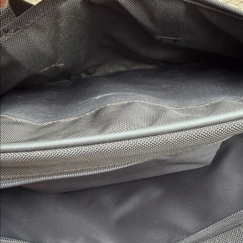 Vintage Black Messenger bag by Hartmann. Good used condition and ready to travel - Picture 9 of 9